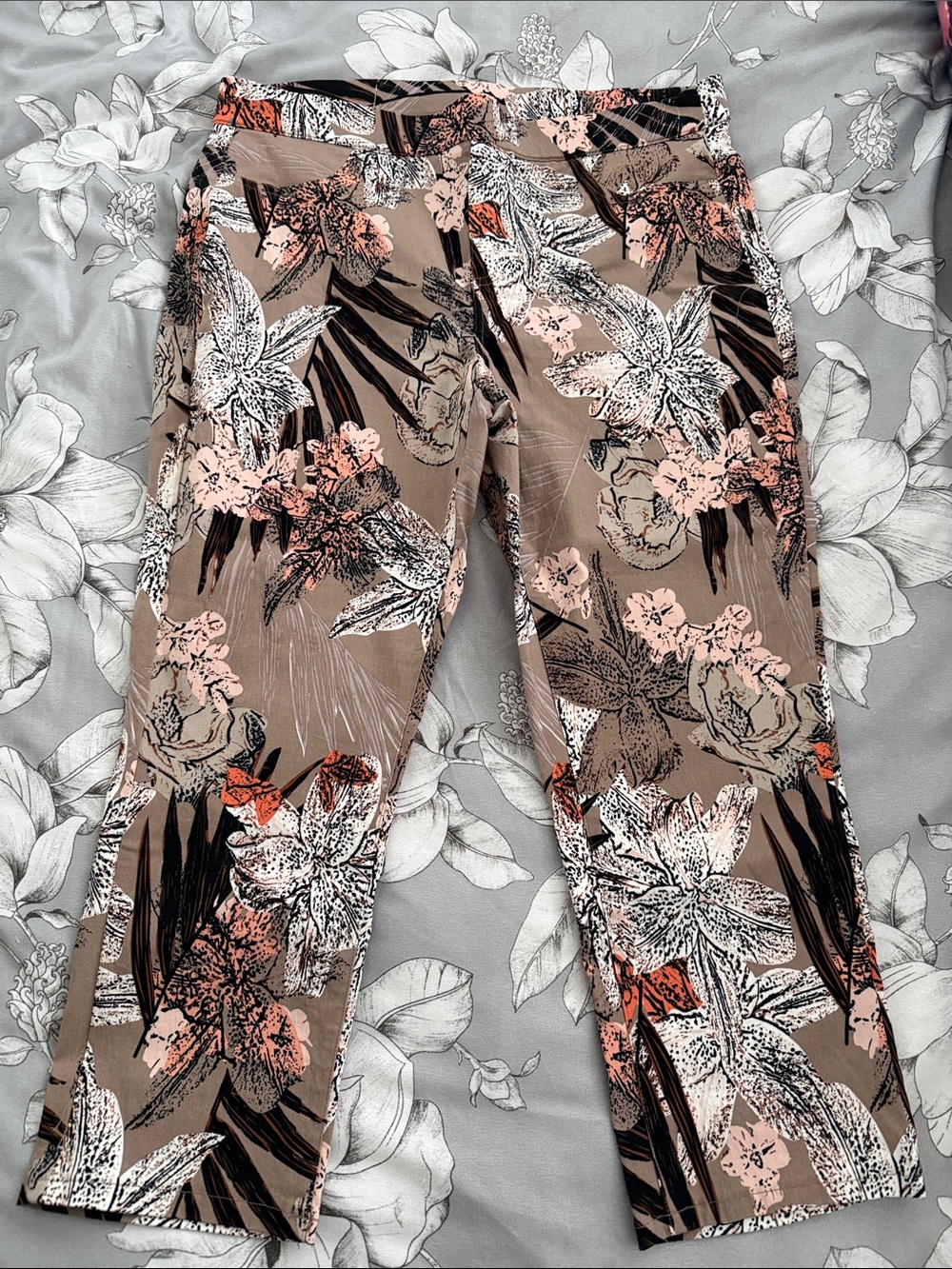 Jules & Leopold Beige Floral Cropped Pants with Pink & Black Accents
